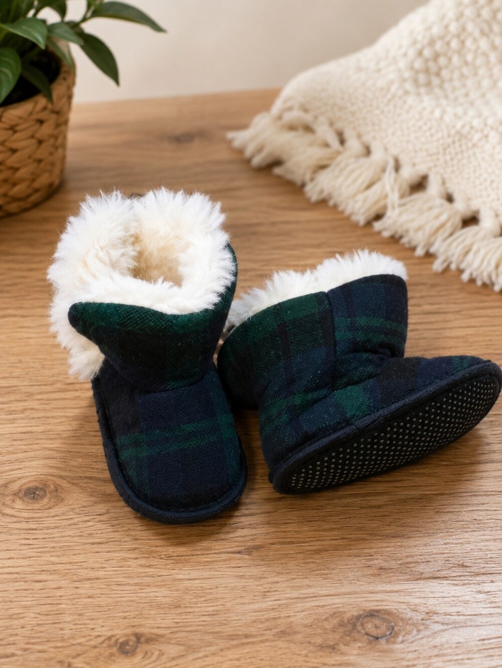 Size M baby plaid tartan fluffy booty slippers
